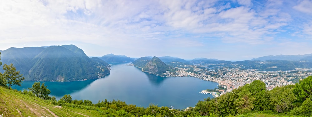 une vue panoramique d’un lac entouré de montagnes