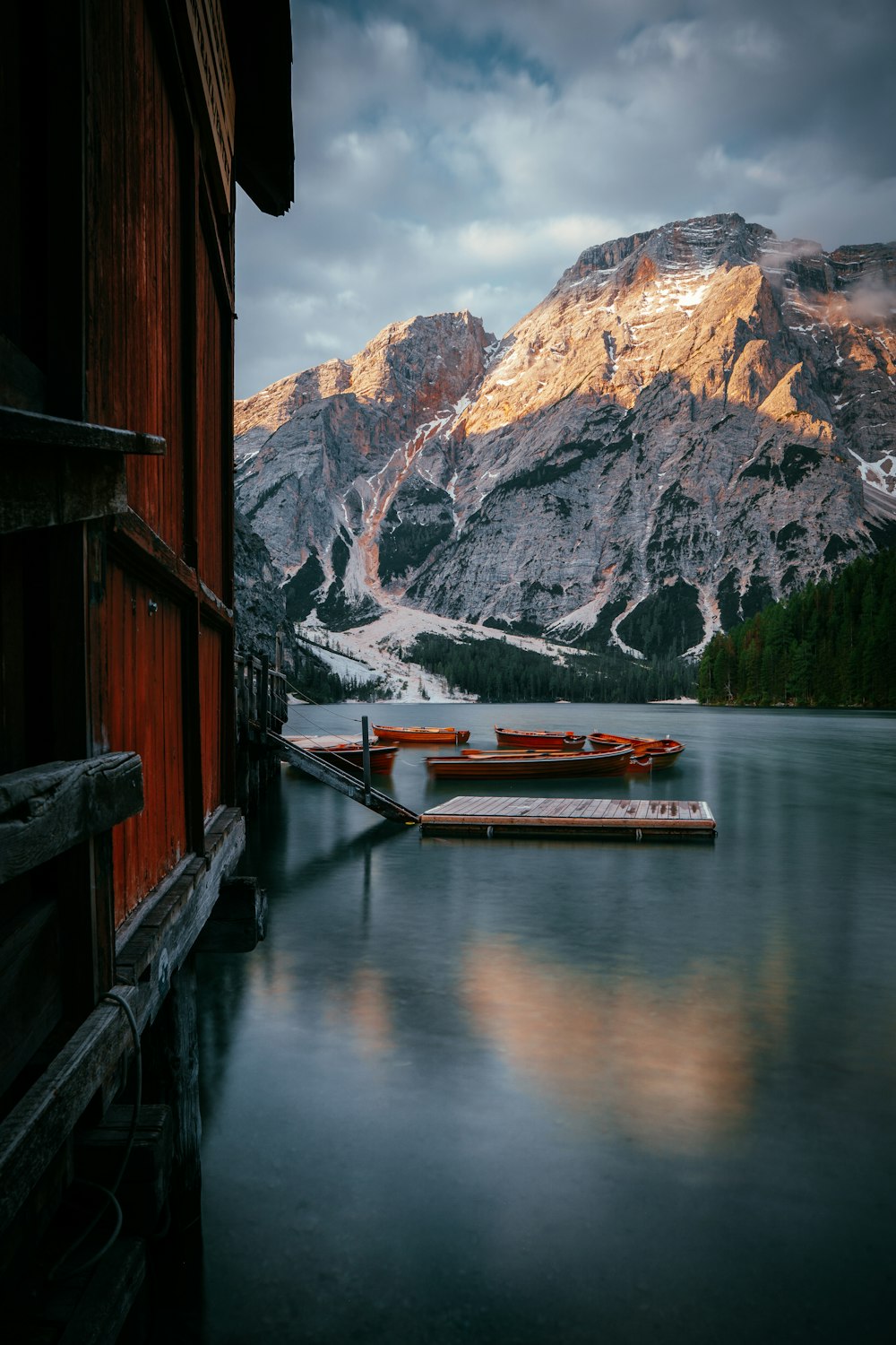 un plan d’eau avec une montagne en arrière-plan