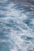 Hyper-realistic ocean wave resin painting showing turquoise and deep blue waves with white foam cells, glossy and fluid texture on aluminum substrate.