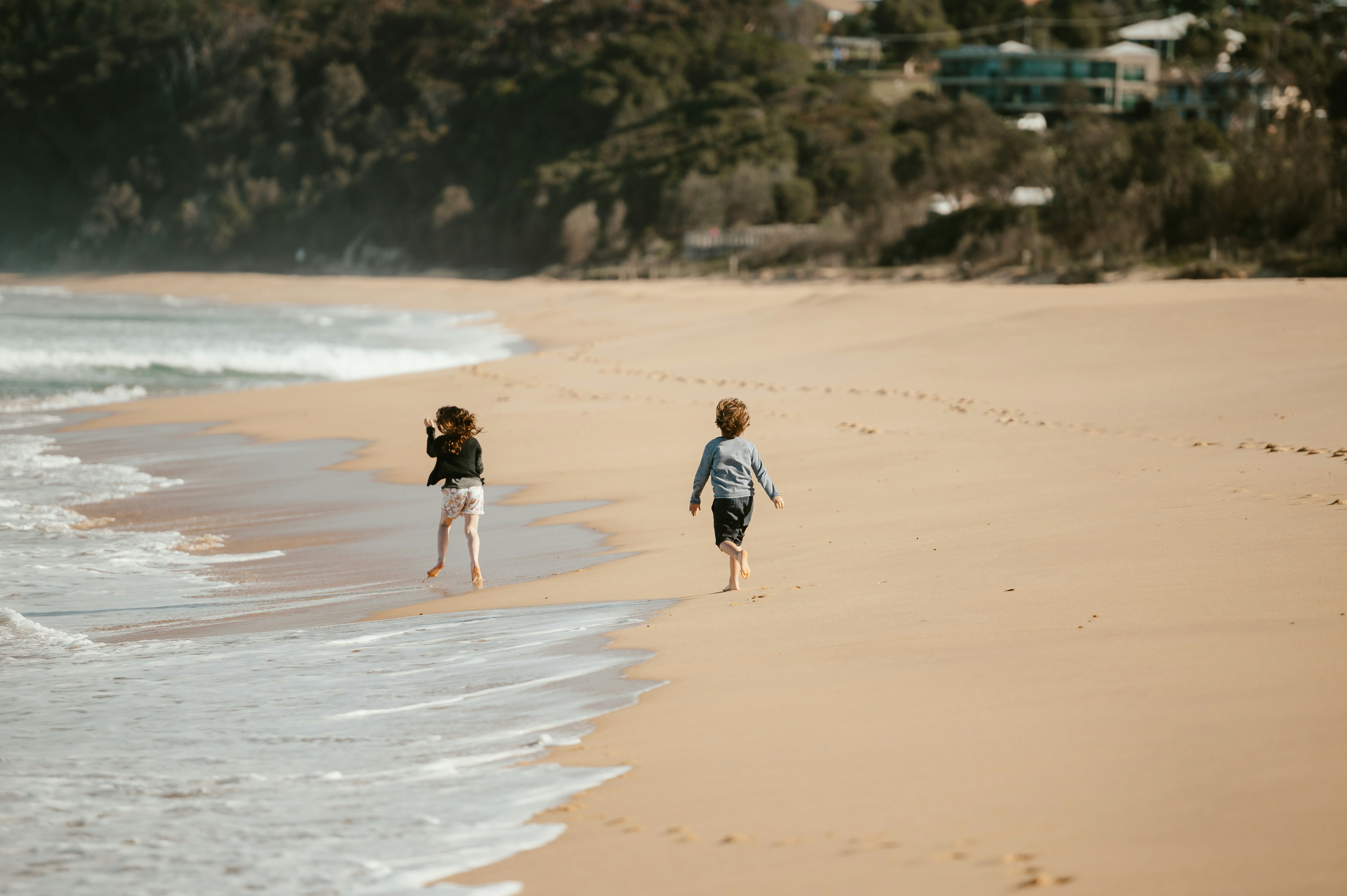 Casal em lua de mel em resort luxuoso à beira-mar
