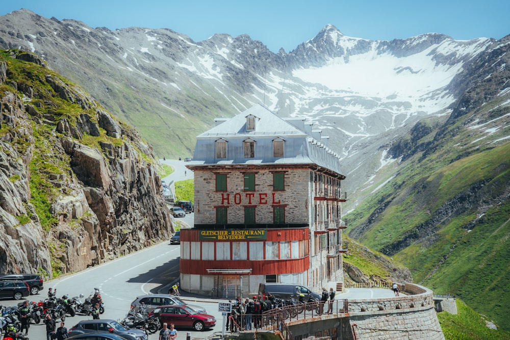 Un gruppo di motociclisti è parcheggiato davanti ad un hotel