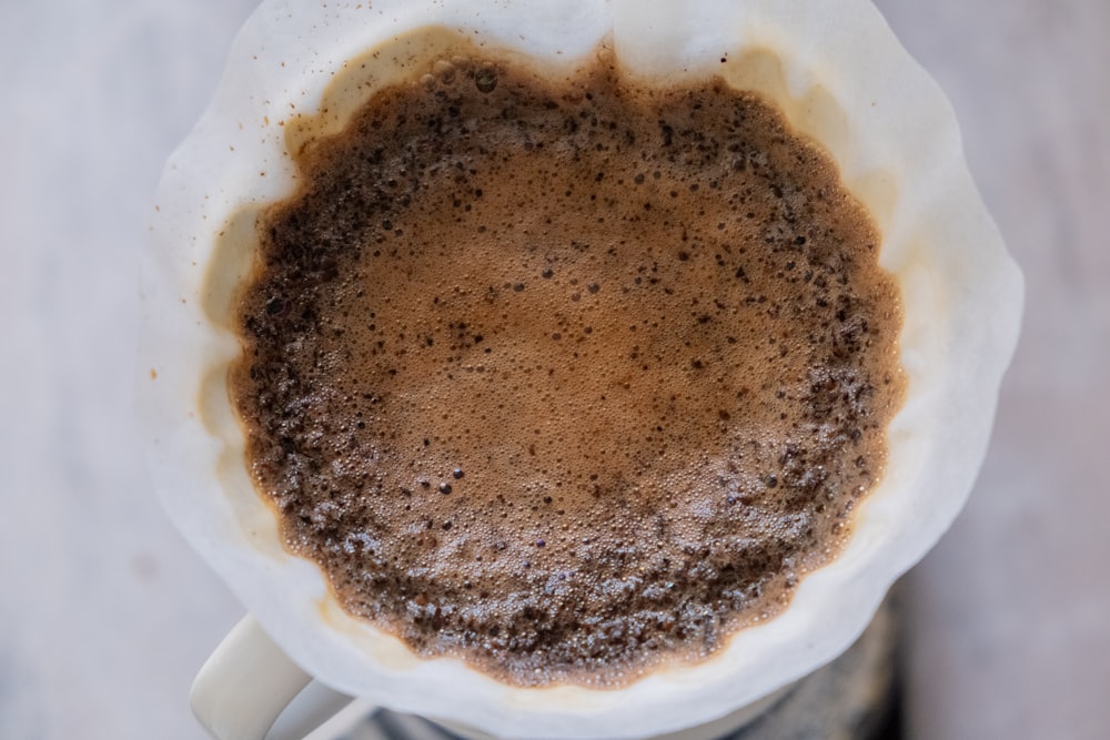 Un primer plano de una taza de café