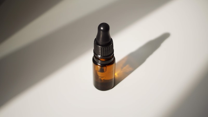 Flacon d'huile parfumée sur une table en bois