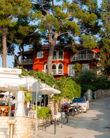 A vibrant orange-themed blog homepage featuring iconic Petrolina landmarks and warm local scenes.