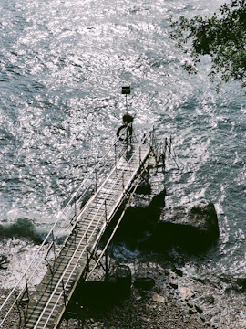 A scenic walkway over water made with pultruded PRFV panels, featuring integrated guardrails.