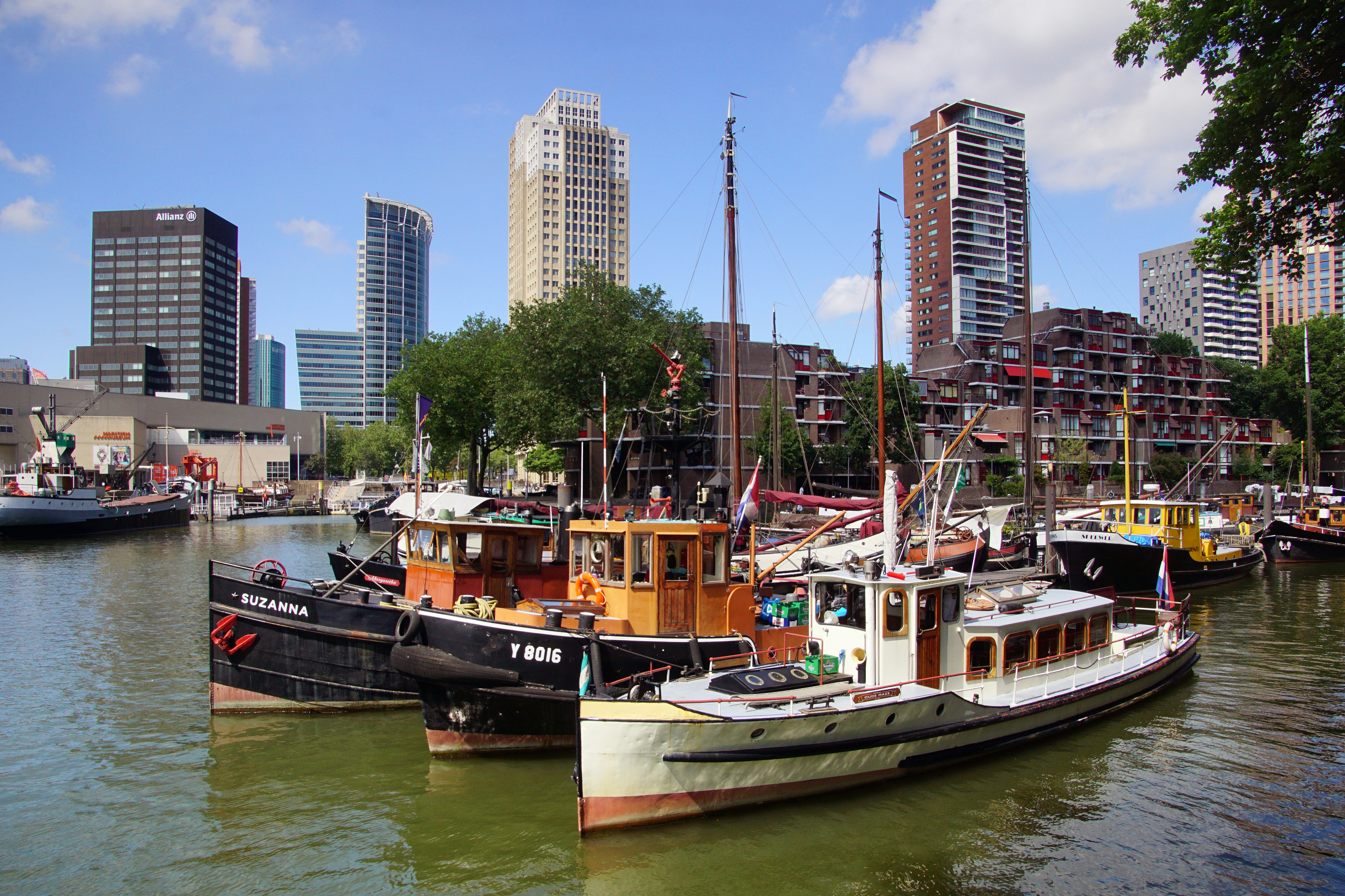 水中に座っているボートのグループ