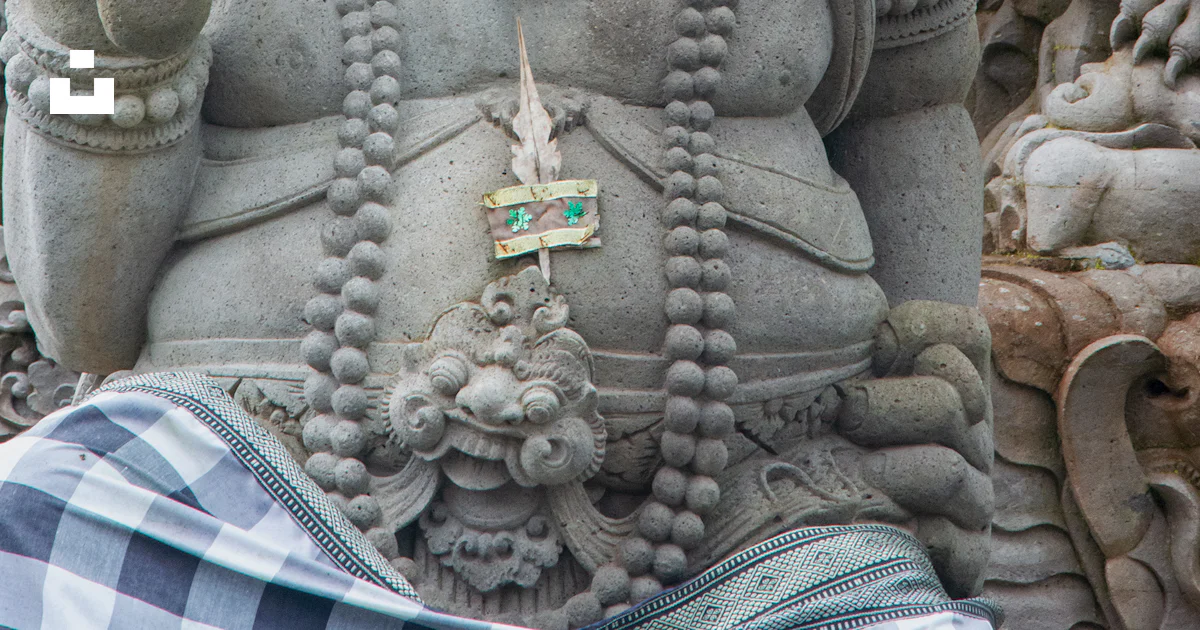 Une statue d’un démon tenant une épée photo – Photo Sculpture Gratuite ...