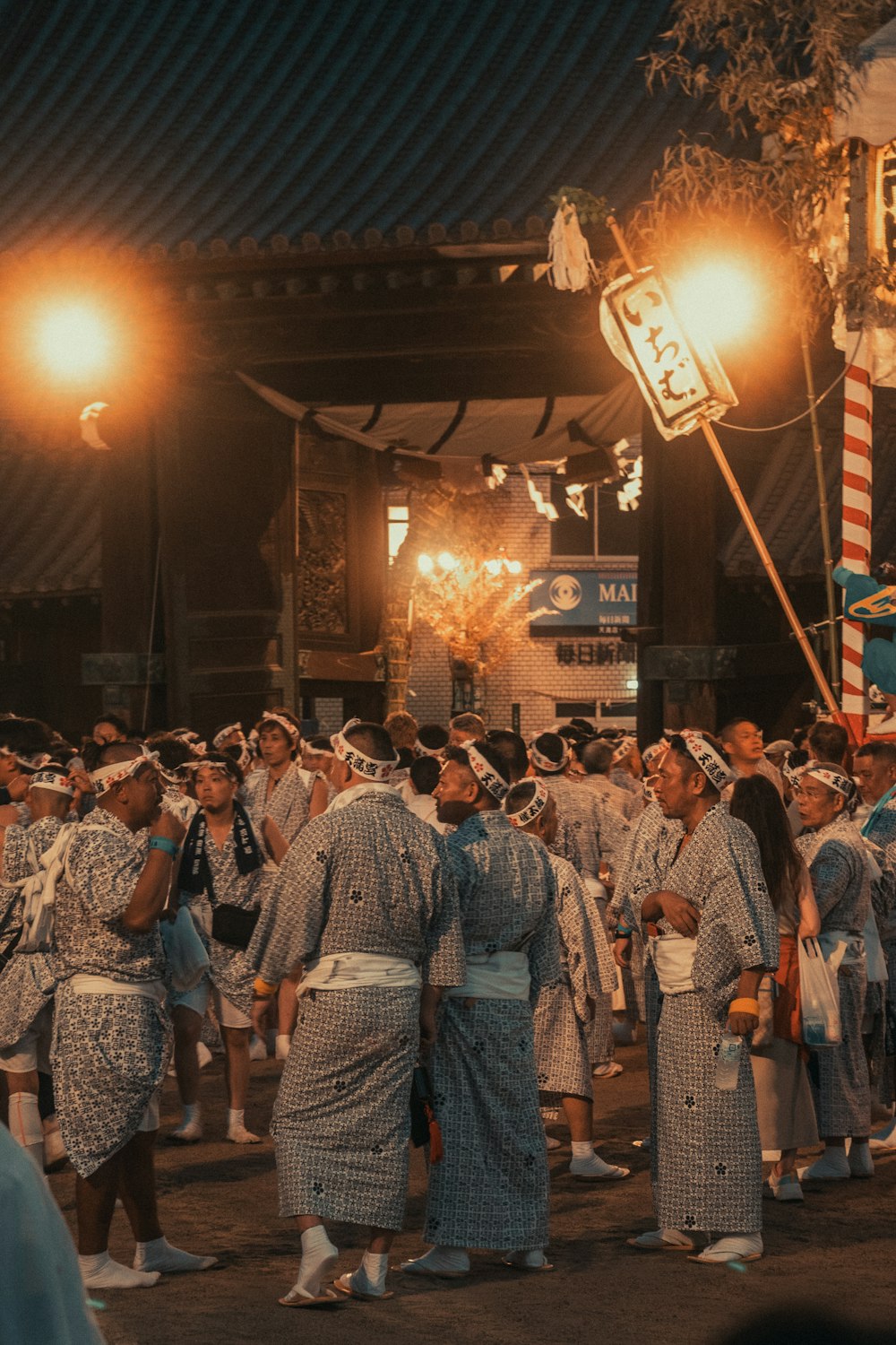 日本の伝統的な服を着た人々のグループ