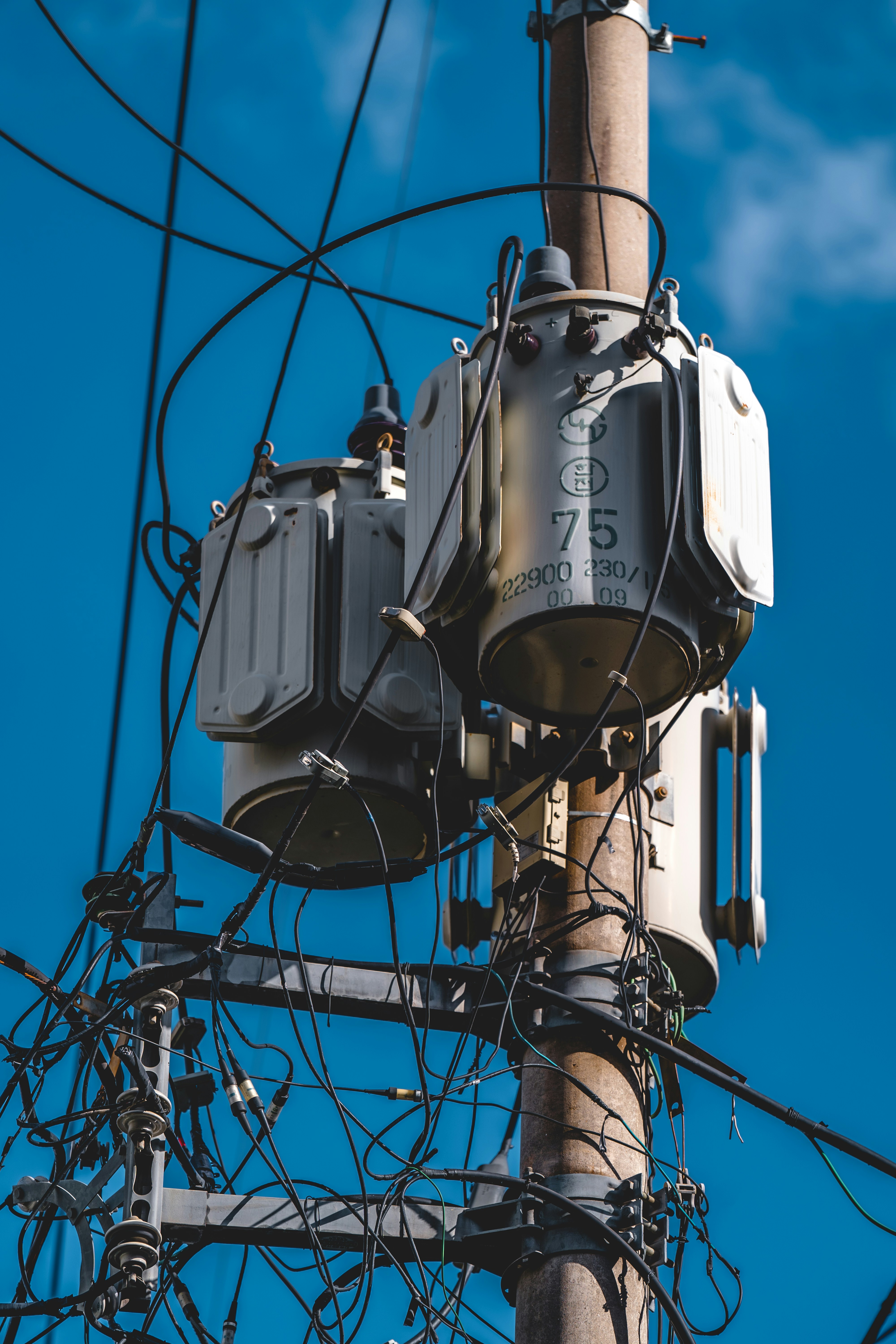 Poteau électrique en métal blanc et noir photo – Image gratuite de Sécurité  sur Unsplash, image size:3000x4500