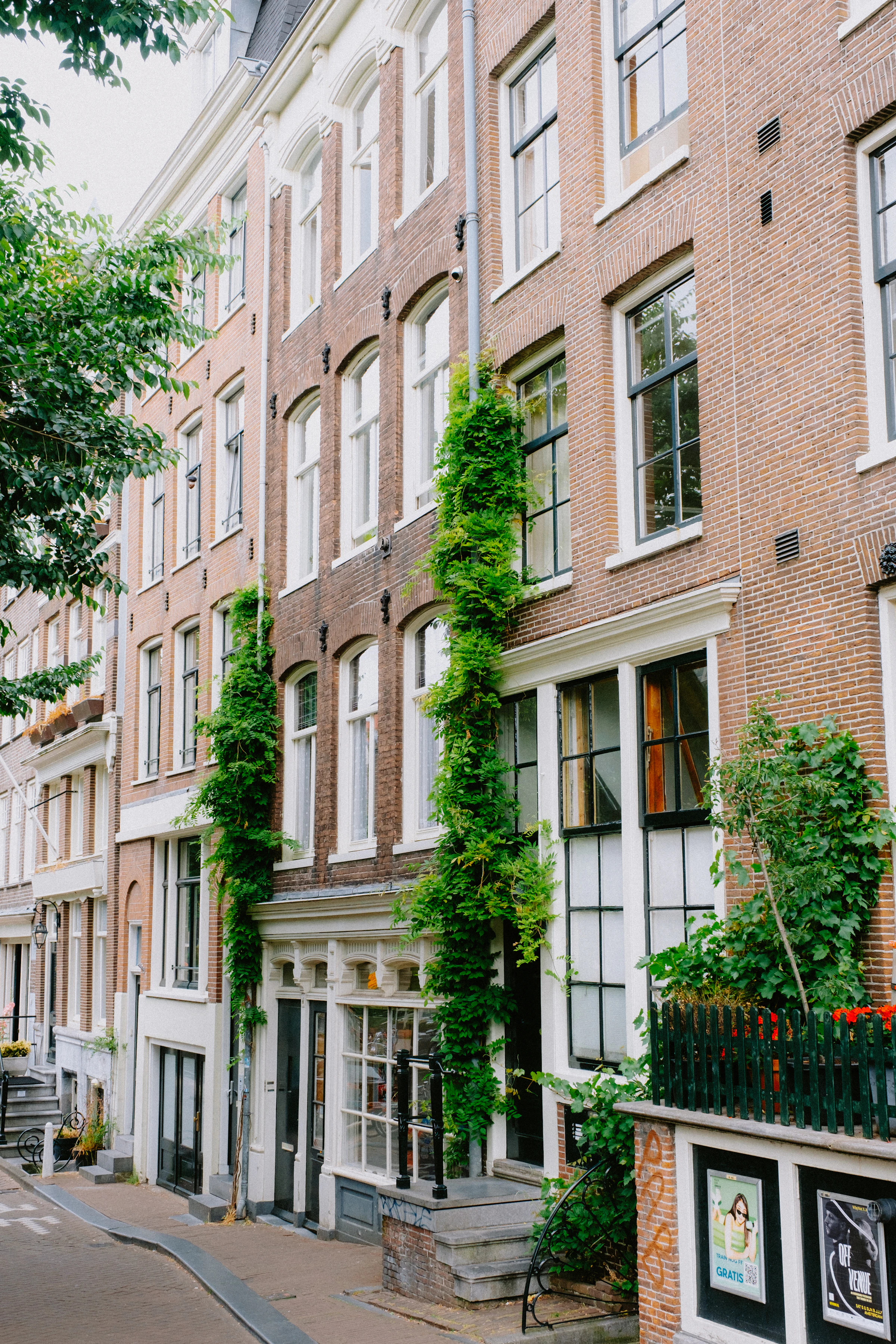 Rij bakstenen woonpanden in Amsterdam