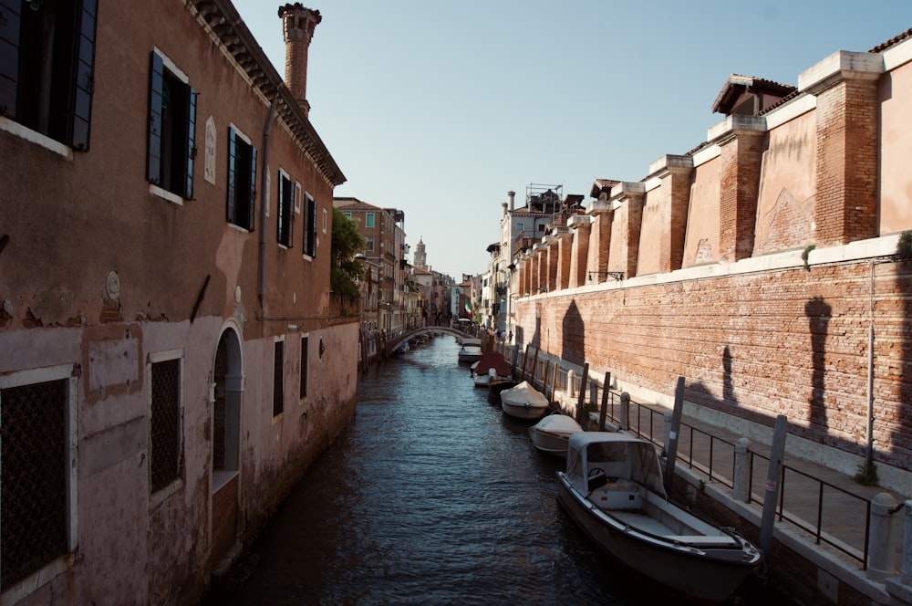 um canal com vários barcos ao lado de um edifício
