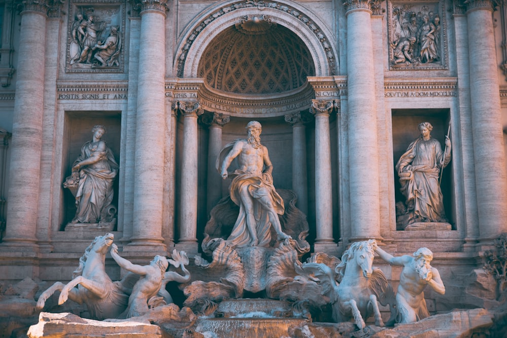 una estatua de una mujer rodeada de otras estatuas