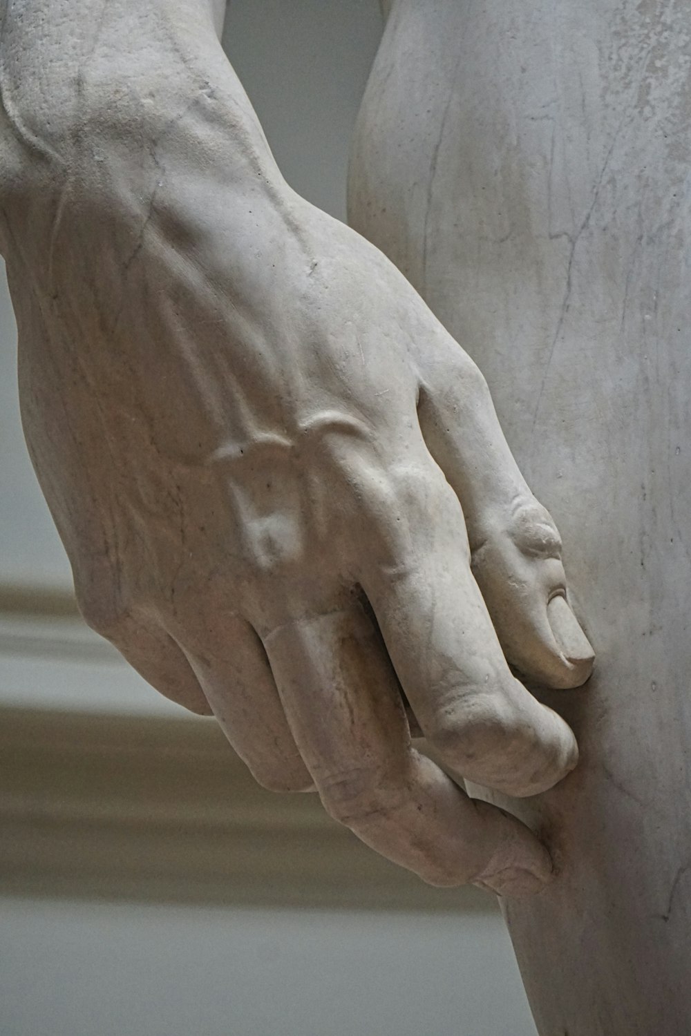 un primo piano di una statua della mano di una persona