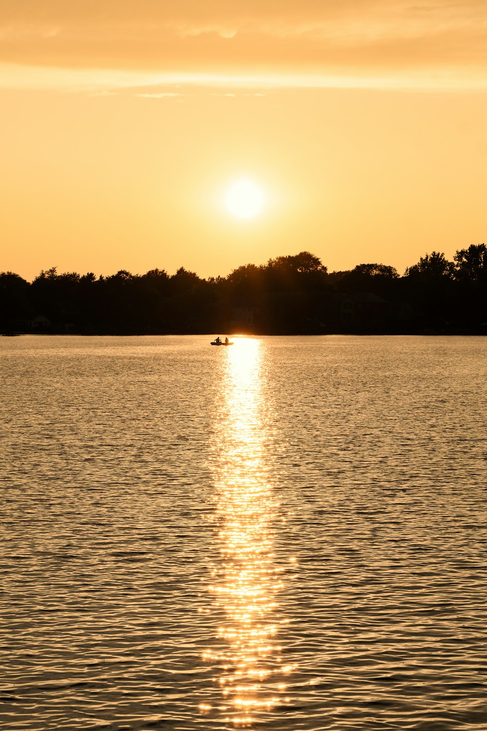 Il sole sta tramontando su uno specchio d'acqua