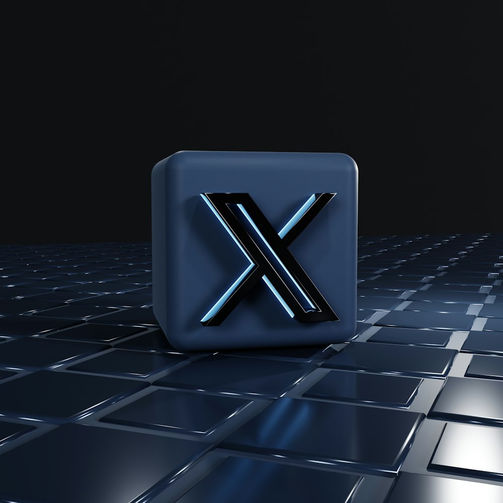 Un cuadrado negro y azul con una X