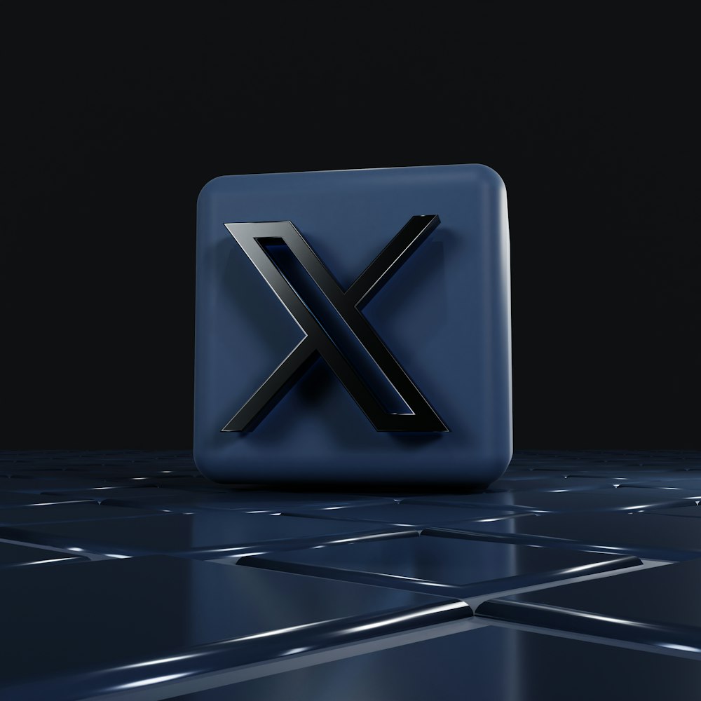 ein blaues quadratisches Objekt mit einem schwarzen X darauf