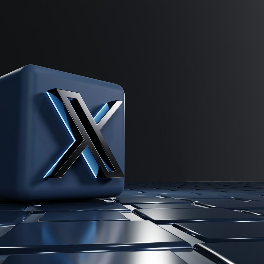 Ein 3D-Bild des Buchstabens X auf einer glänzenden Oberfläche