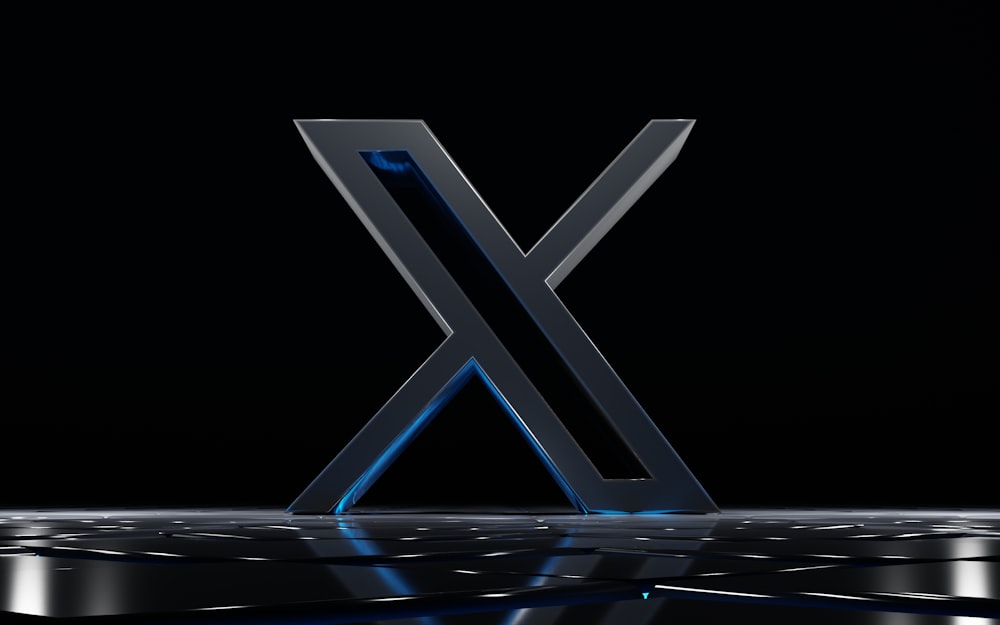 una foto in bianco e nero della lettera X