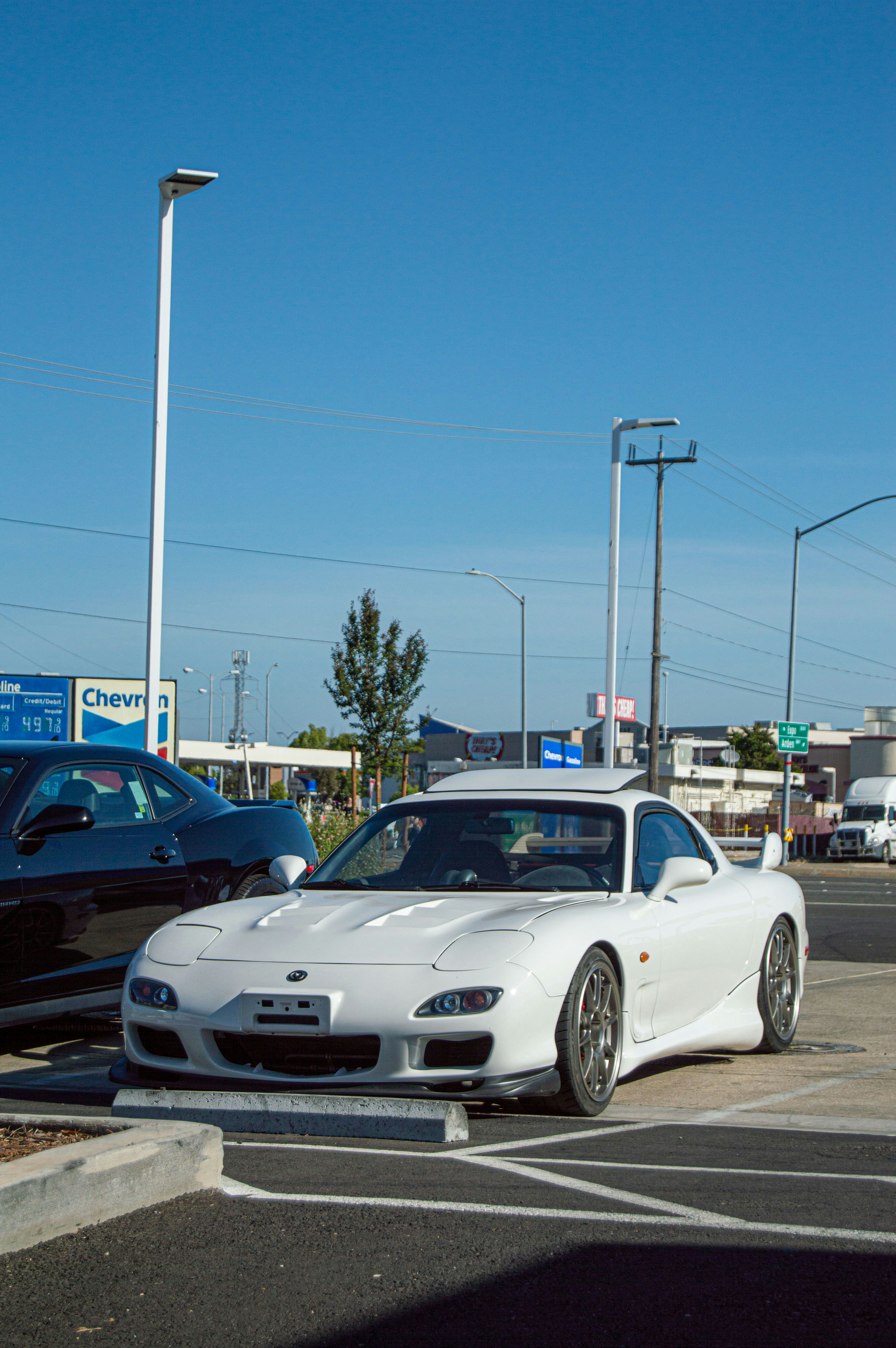 une voiture de sport blanche garée dans un parking