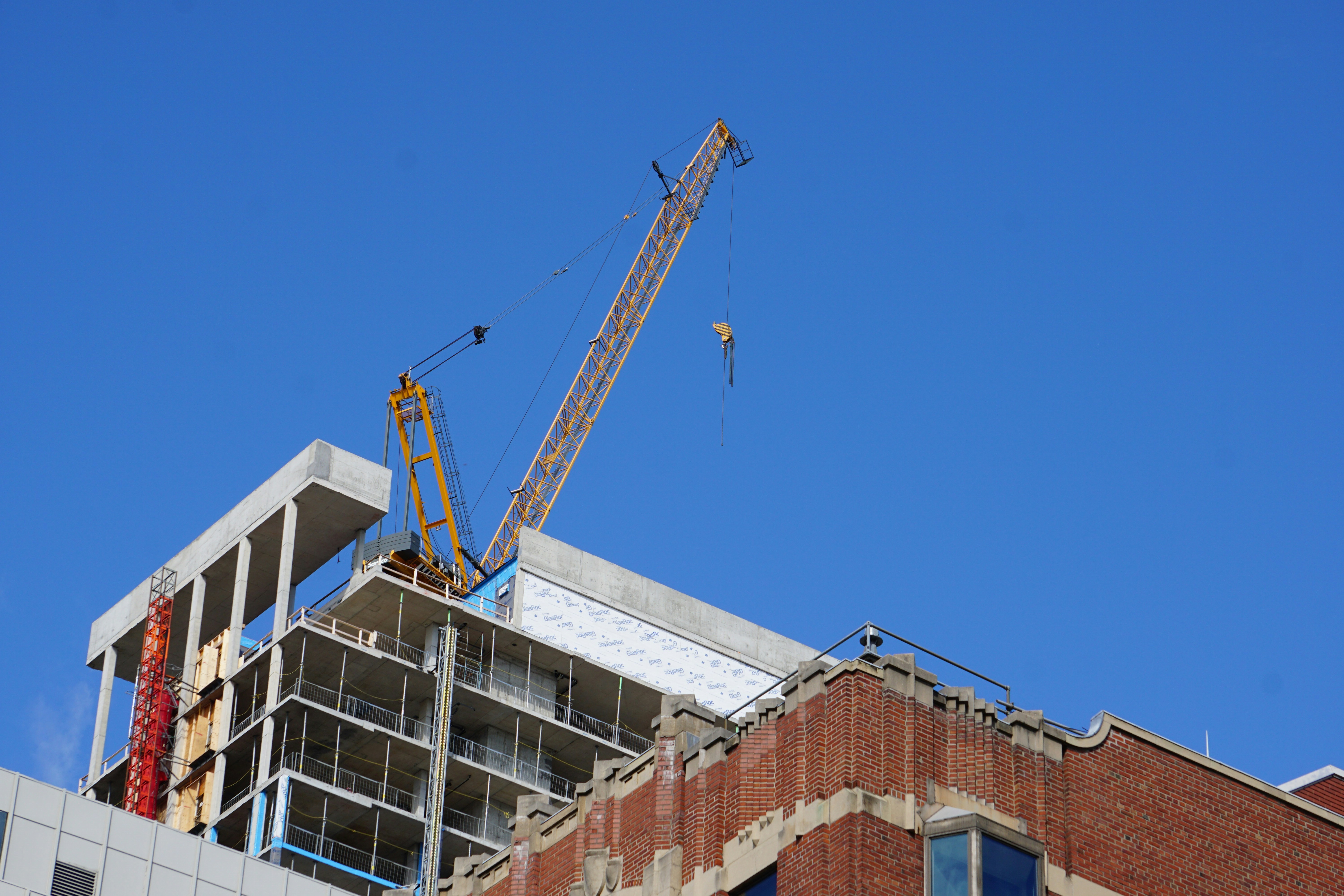 una gru che si trova in cima a un edificio