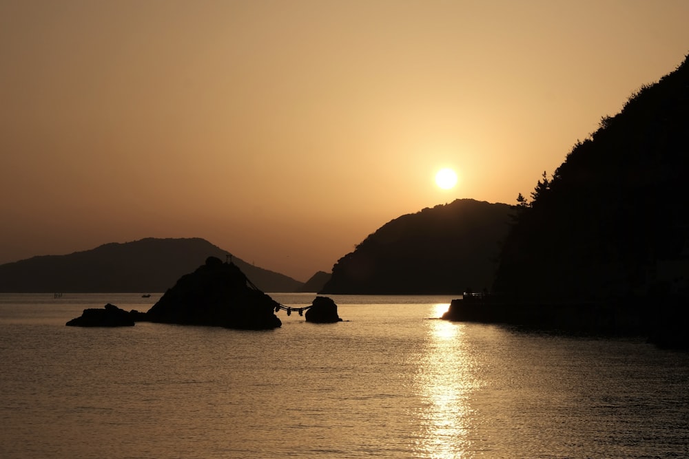 El sol se está poniendo sobre un cuerpo de agua