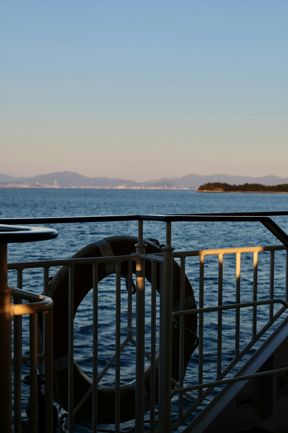 una vista di uno specchio d'acqua da una barca