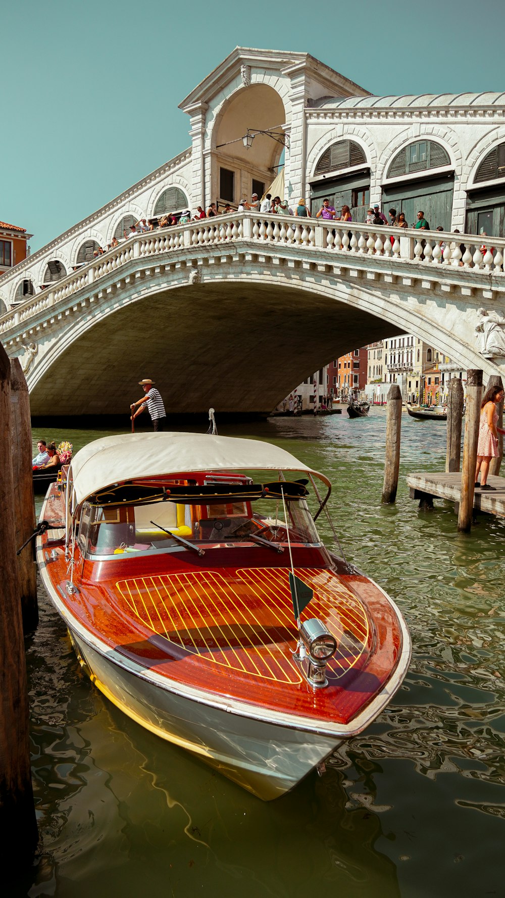 Un barco atracado bajo un puente en Venecia