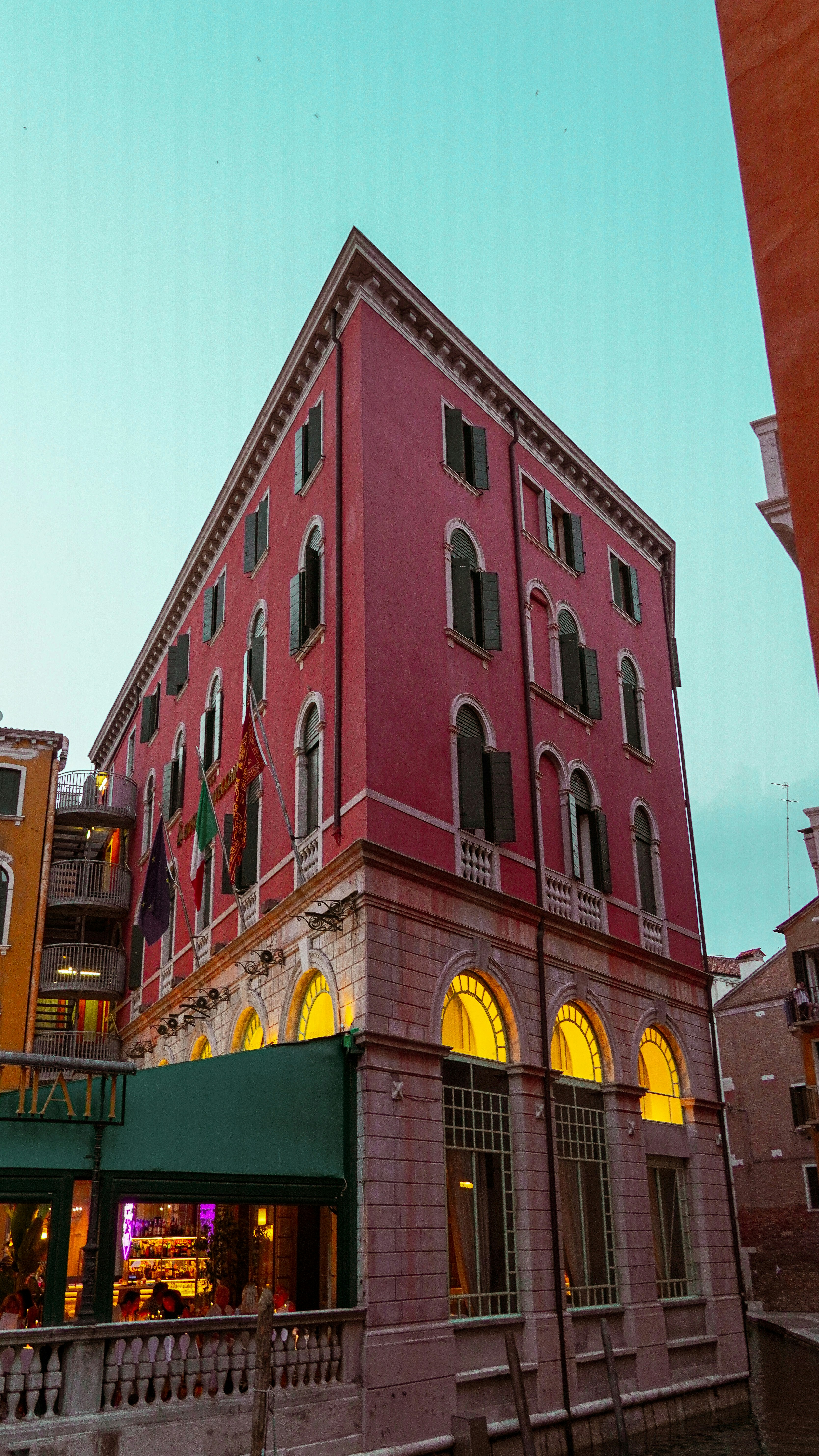 Photo by adrianvalverdem