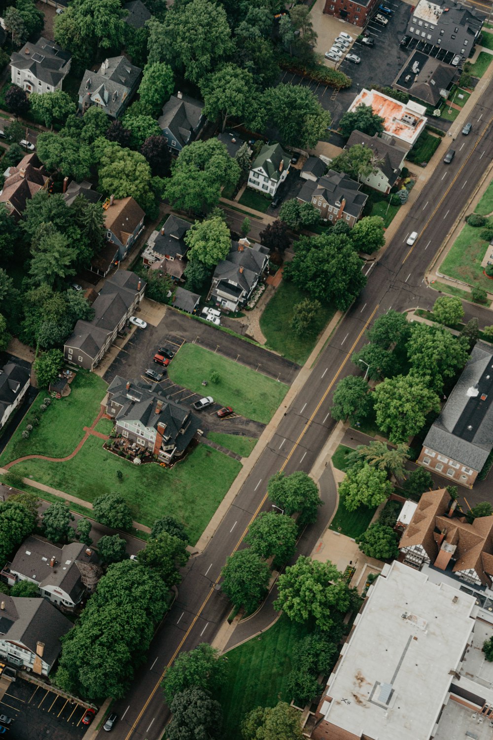 Une vue aérienne d’un quartier avec beaucoup de maisons