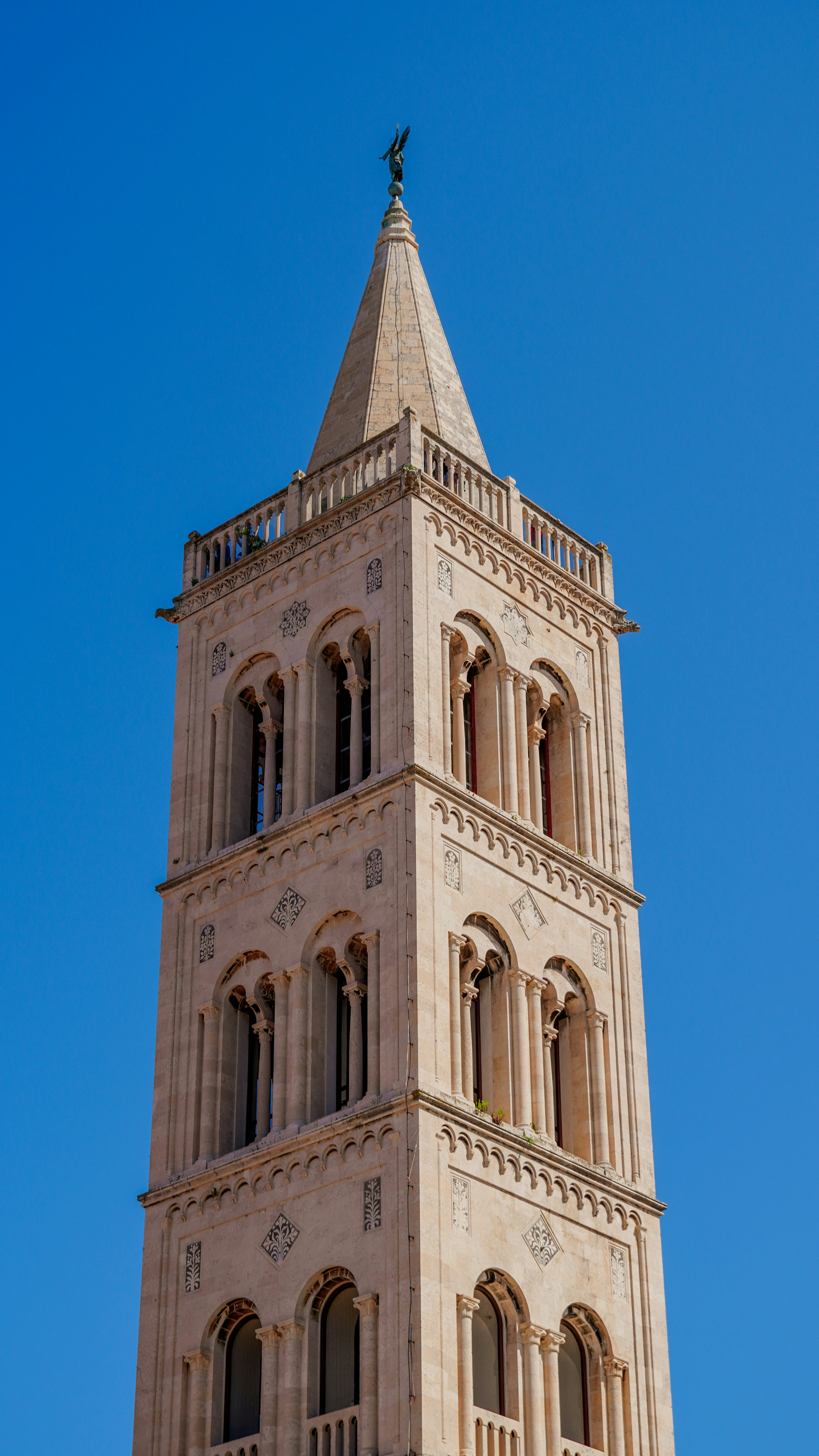 Photo by adrianvalverdem