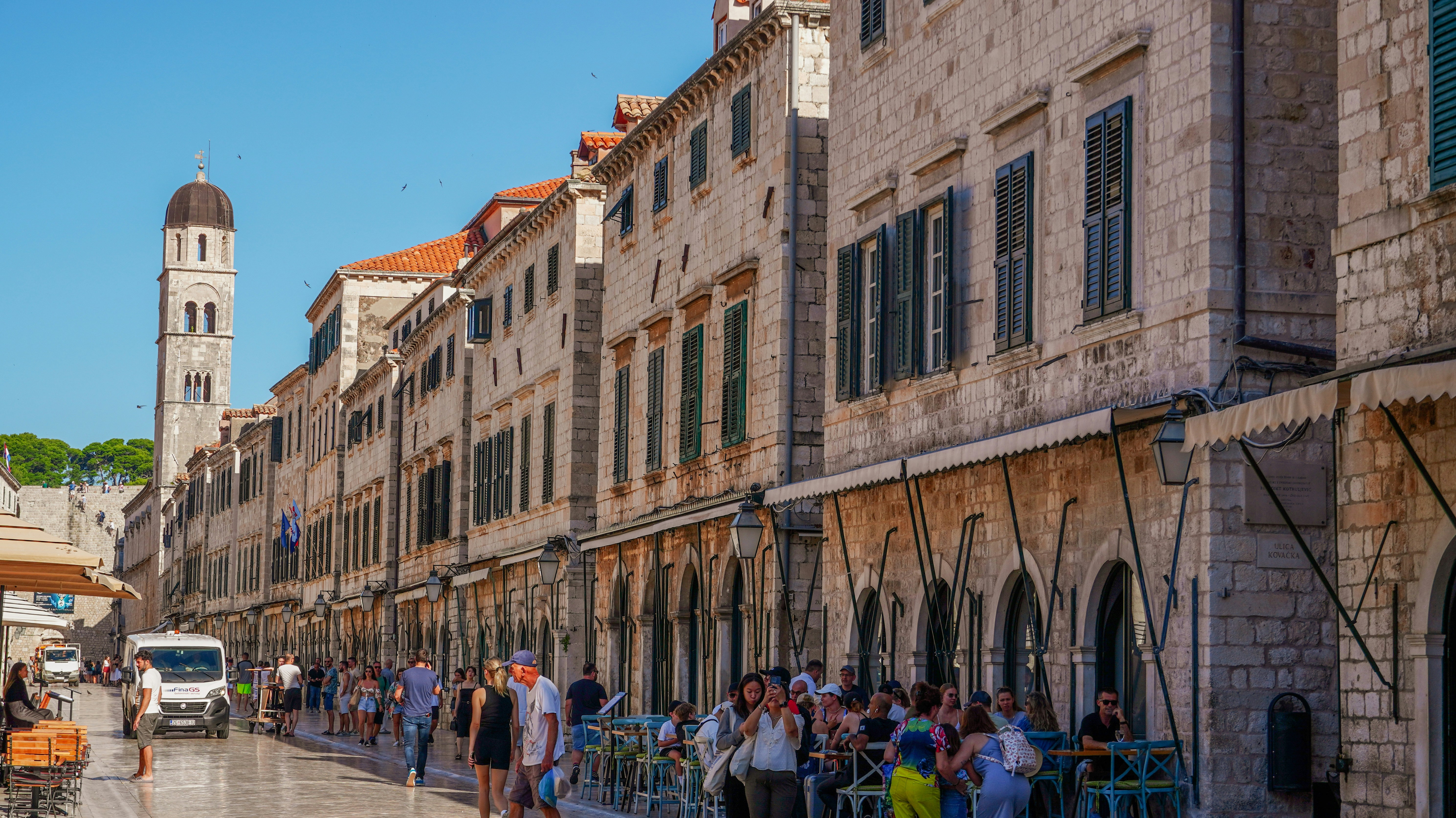 Photo by adrianvalverdem