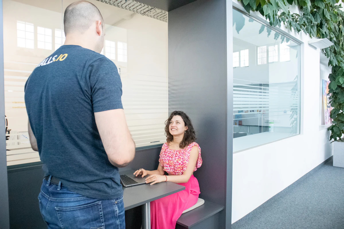 Zwei Kollegen sprechen miteinander im Büro