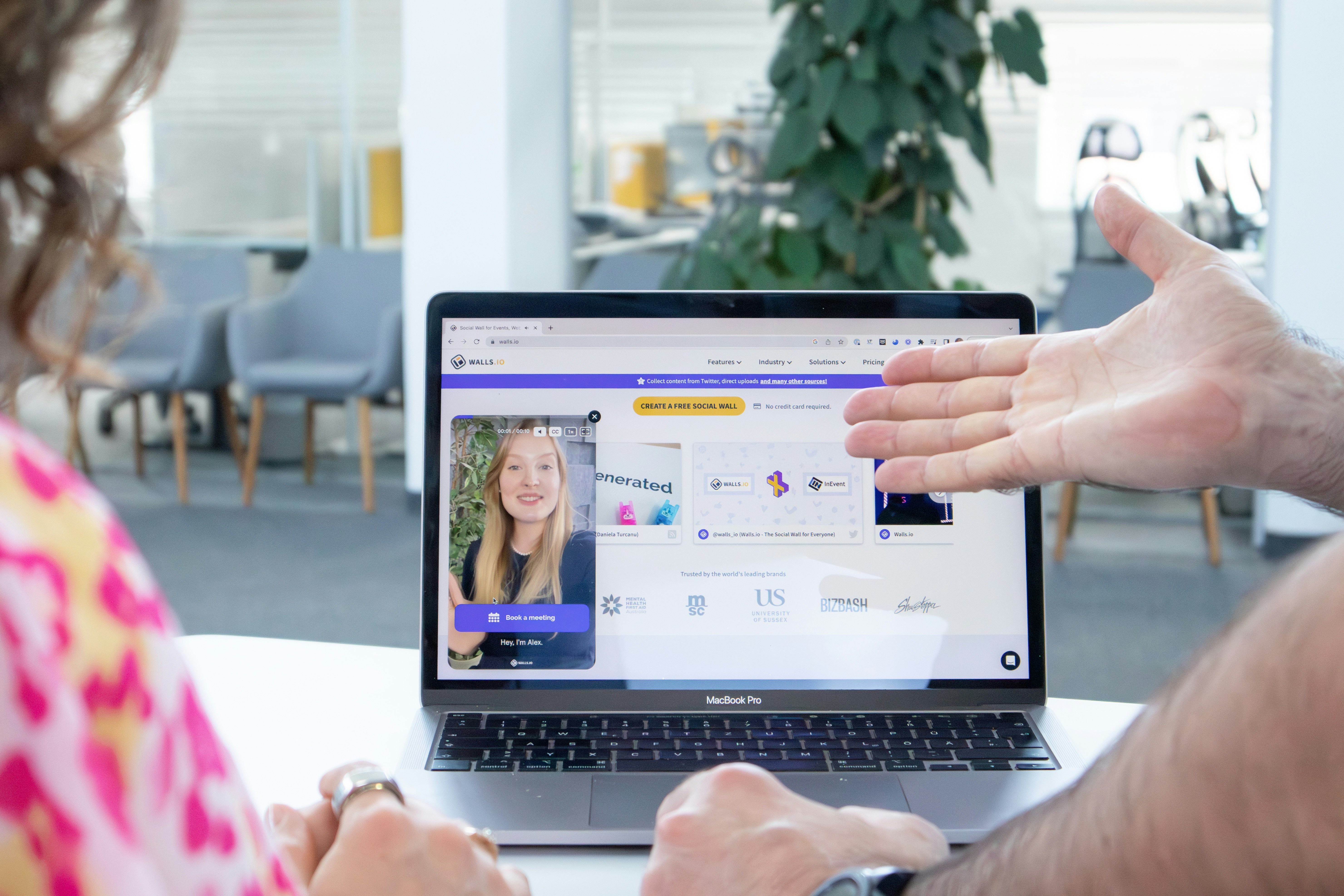 Two persons colaborating with a laptop