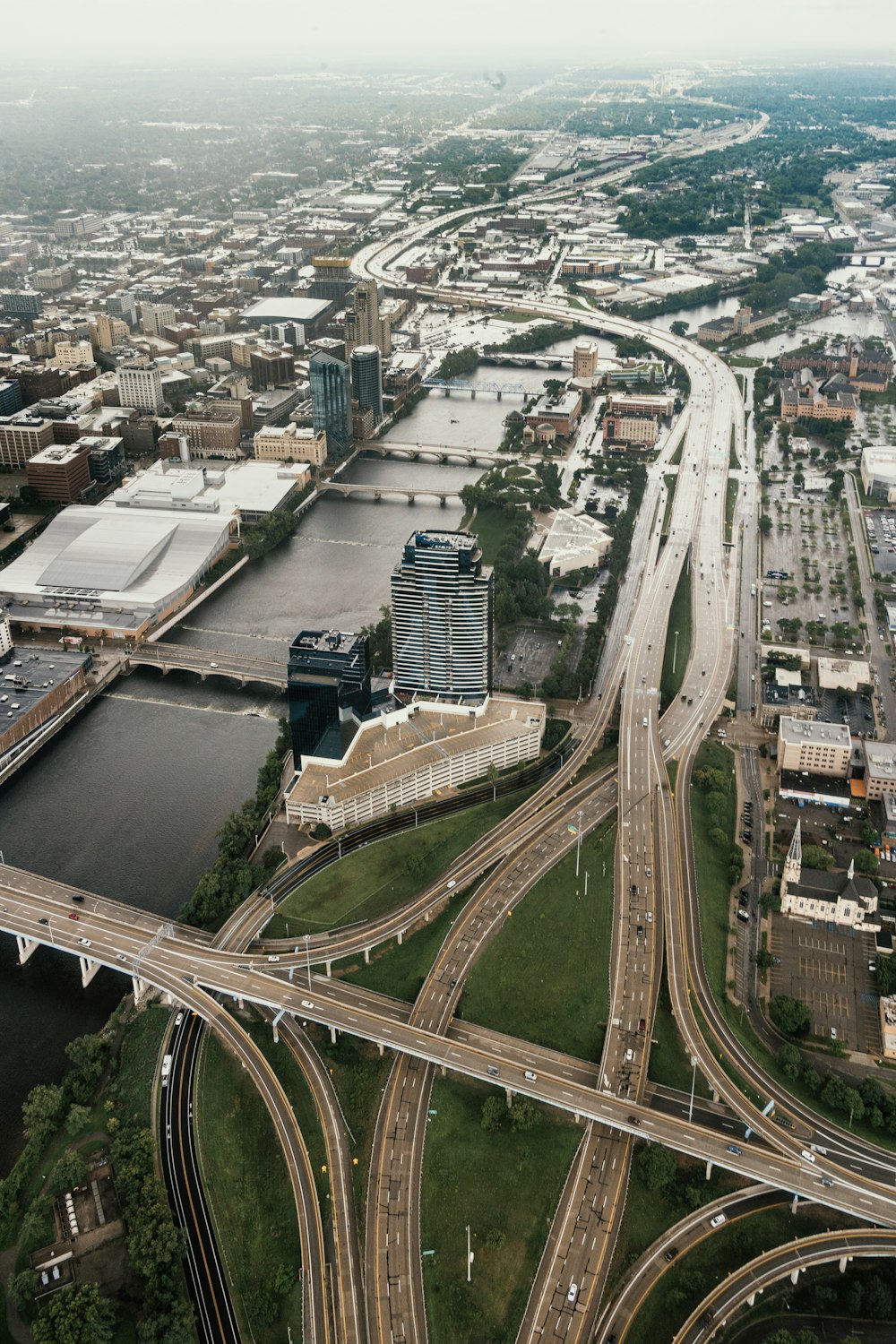 une vue aérienne d’une intersection d’autoroute dans une ville