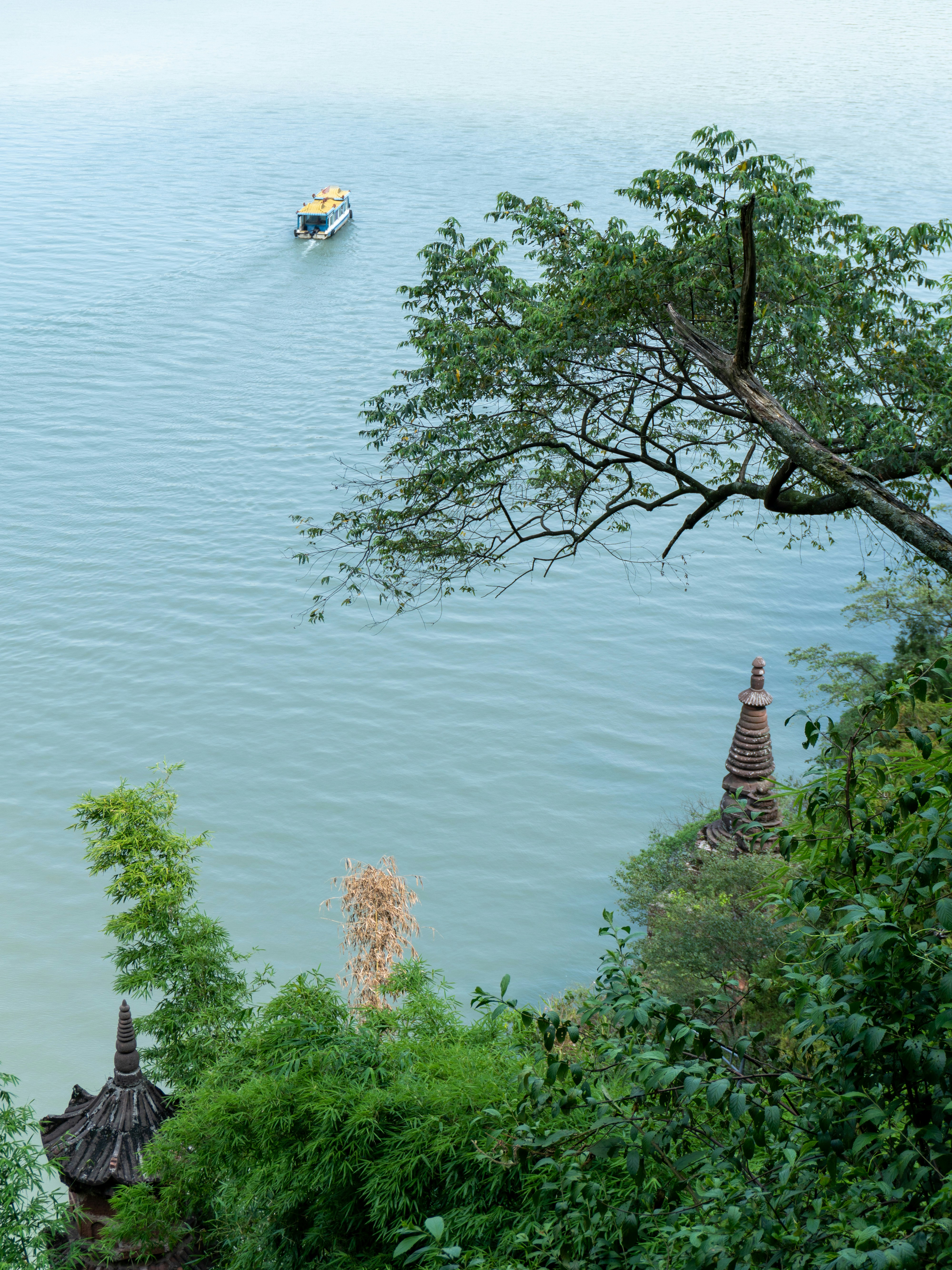 A small boat is in the middle of a body of water photo – Free Boat ...