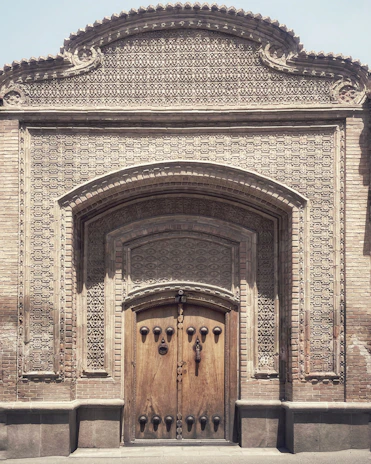 Entrance of the Tischlerei Tscheschner workshop near the Schlossbergplatz with traditional wooden doors.
