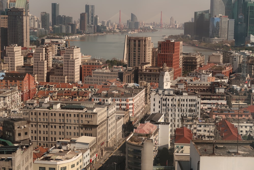 Una vista de una ciudad desde un edificio alto