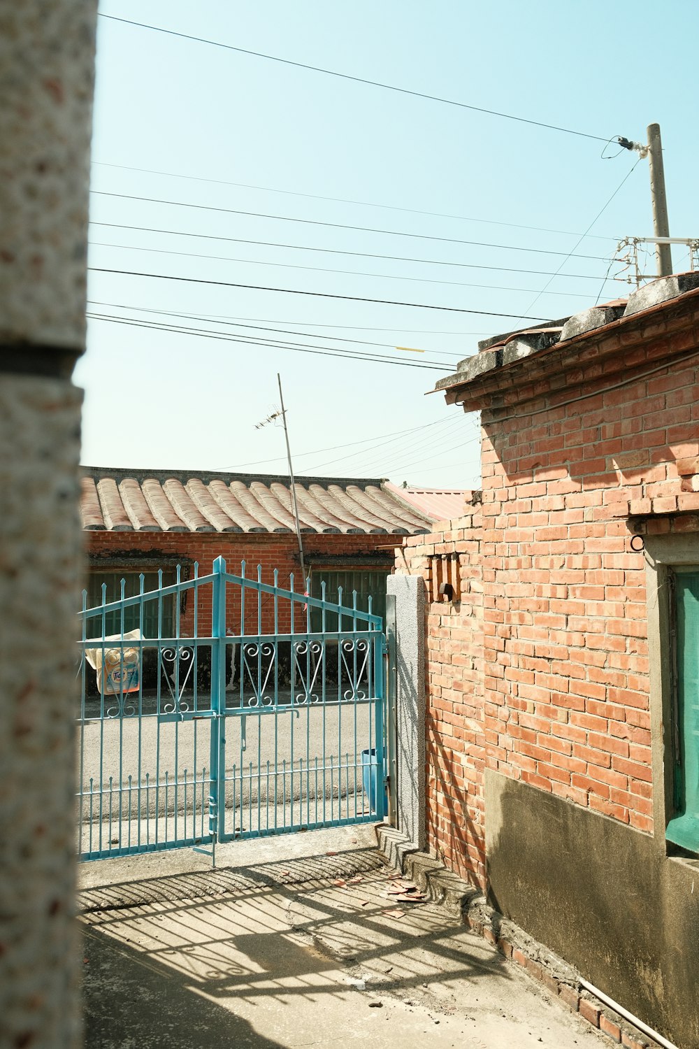 Un edificio de ladrillo rojo con una puerta azul