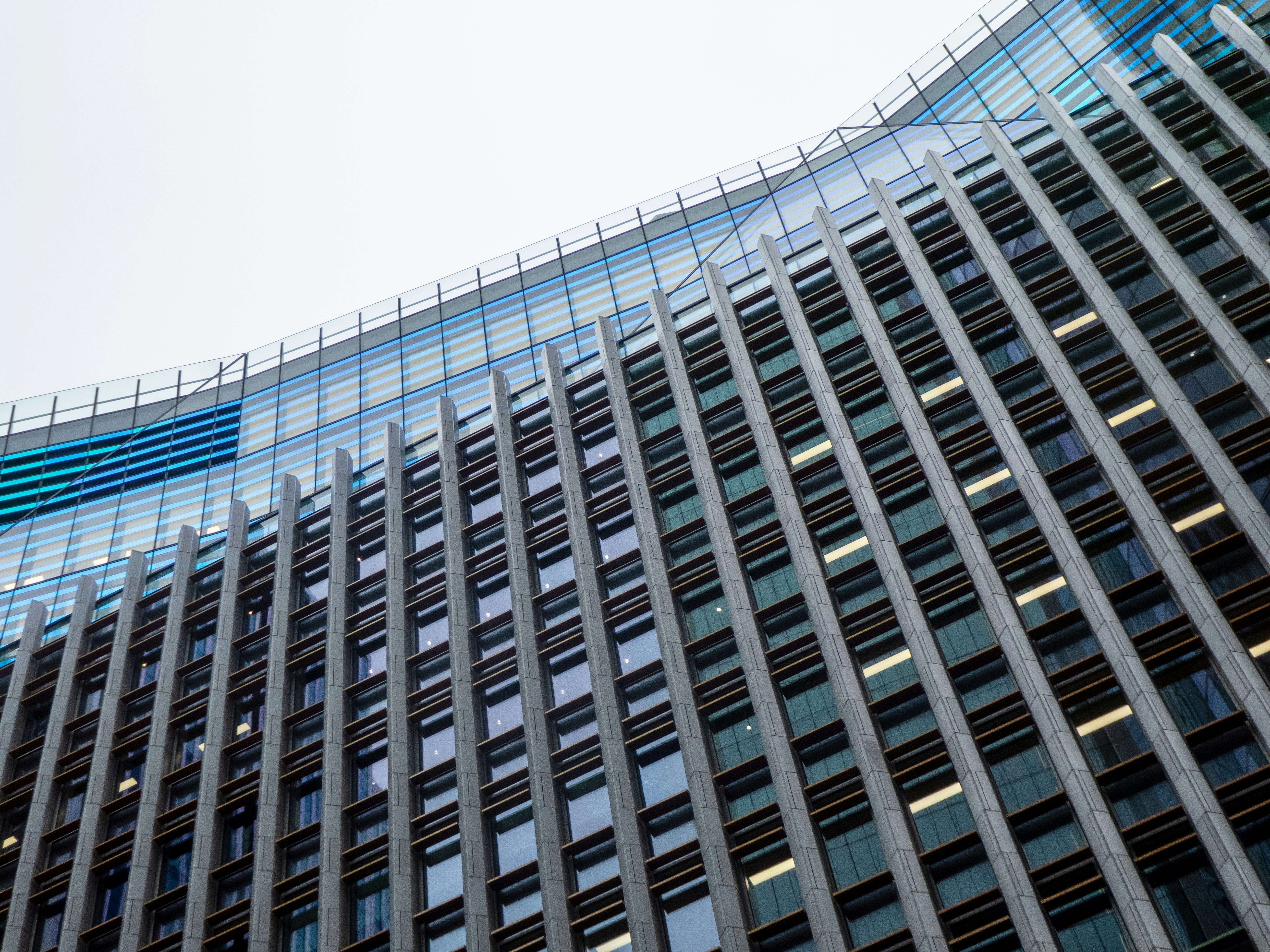 Un edificio molto alto con molte finestre