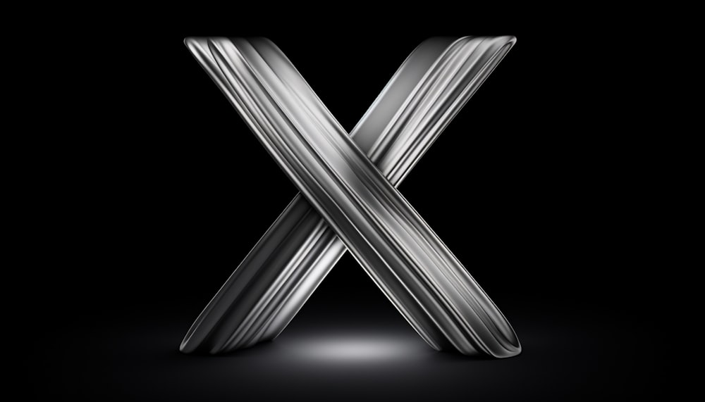 文字Xは銀のストリップで構成されています