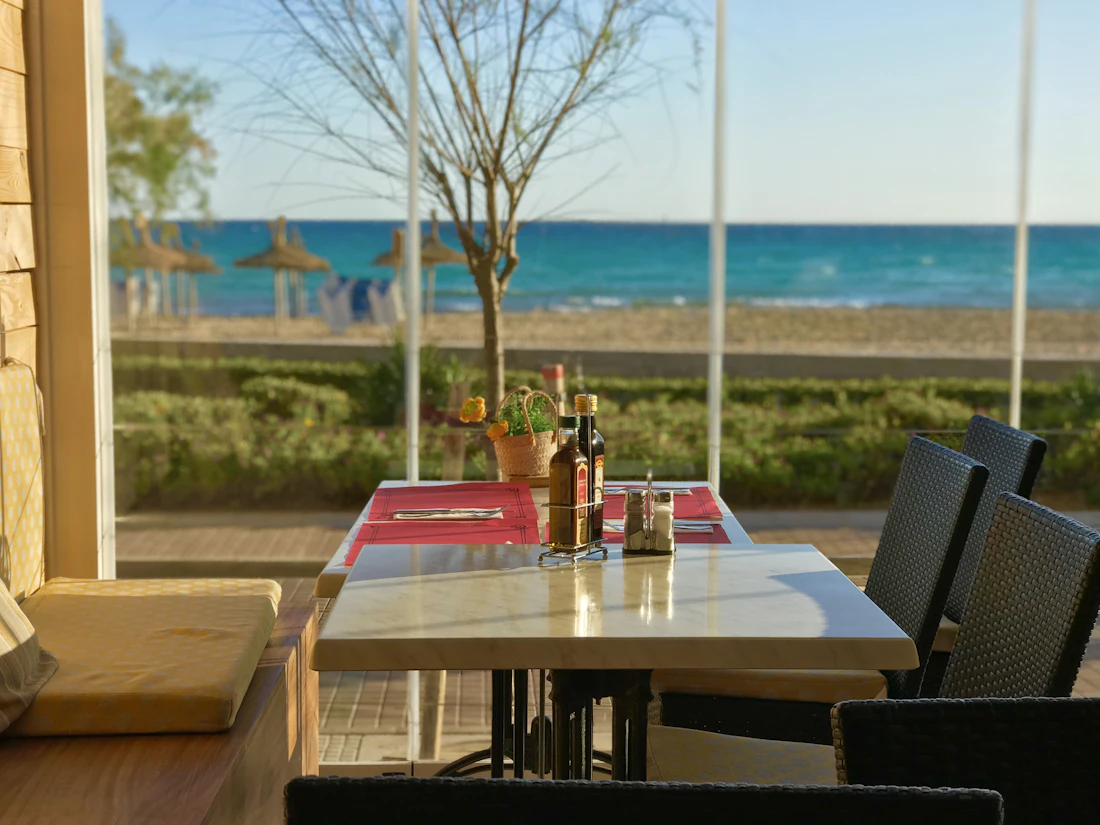 Tavolo apparecchiato con vista sul mare di giorno