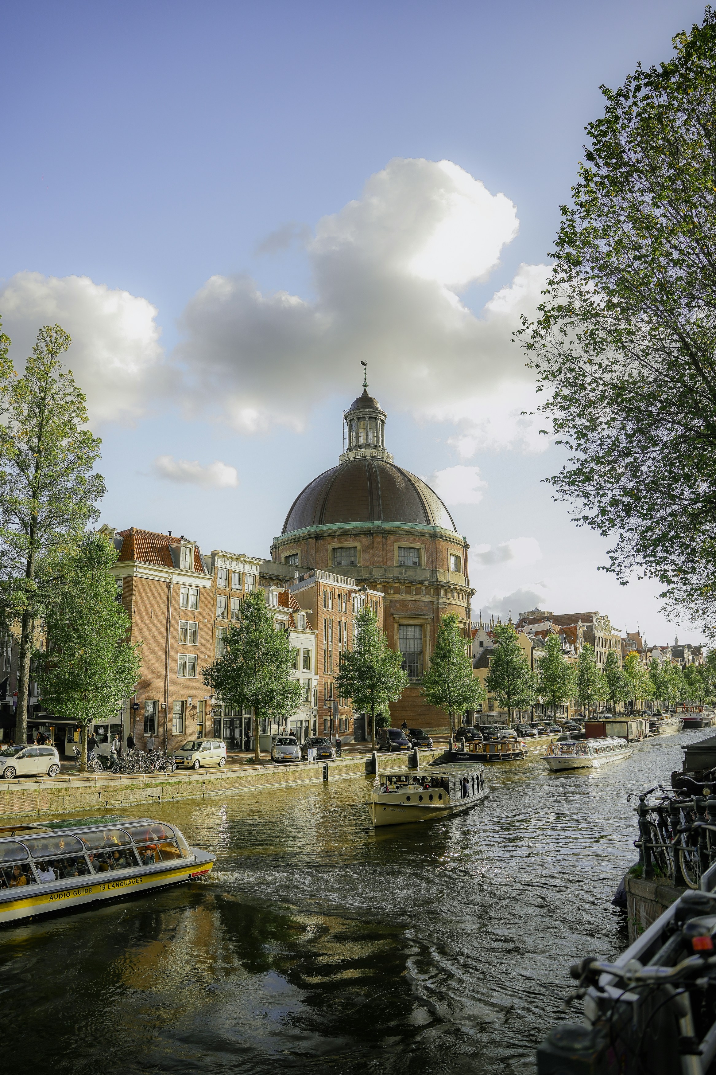 Ein Fluss, der neben hohen Gebäuden durch eine Stadt fließt