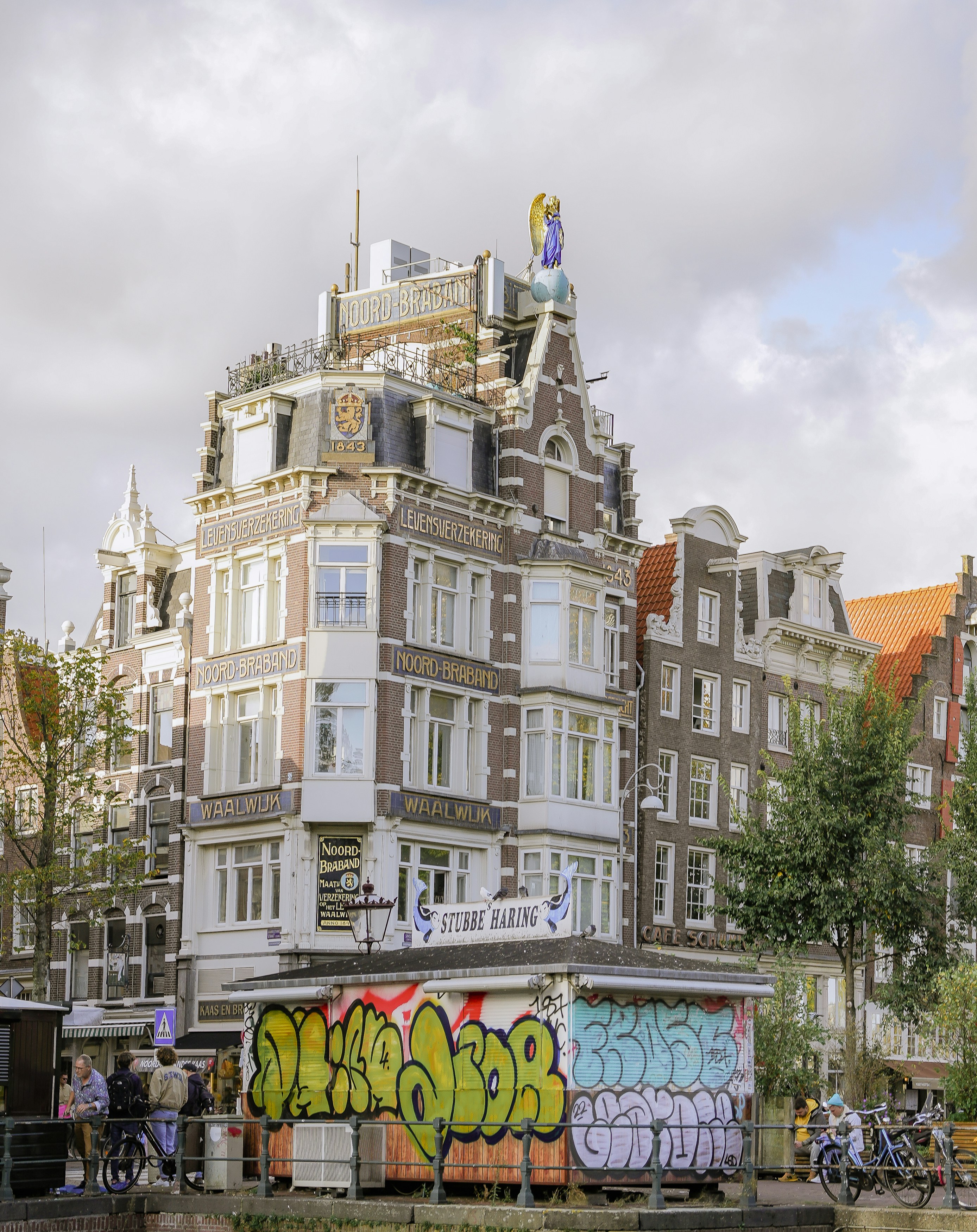 Ein Gebäude mit vielen Graffiti