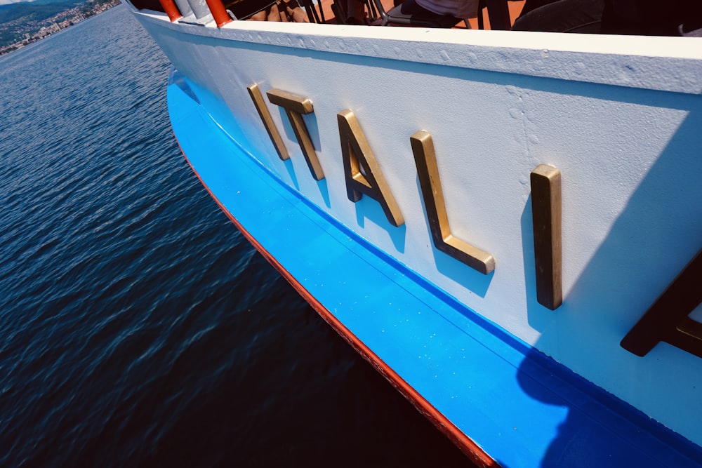 un gros plan du nom d’un bateau dans l’eau