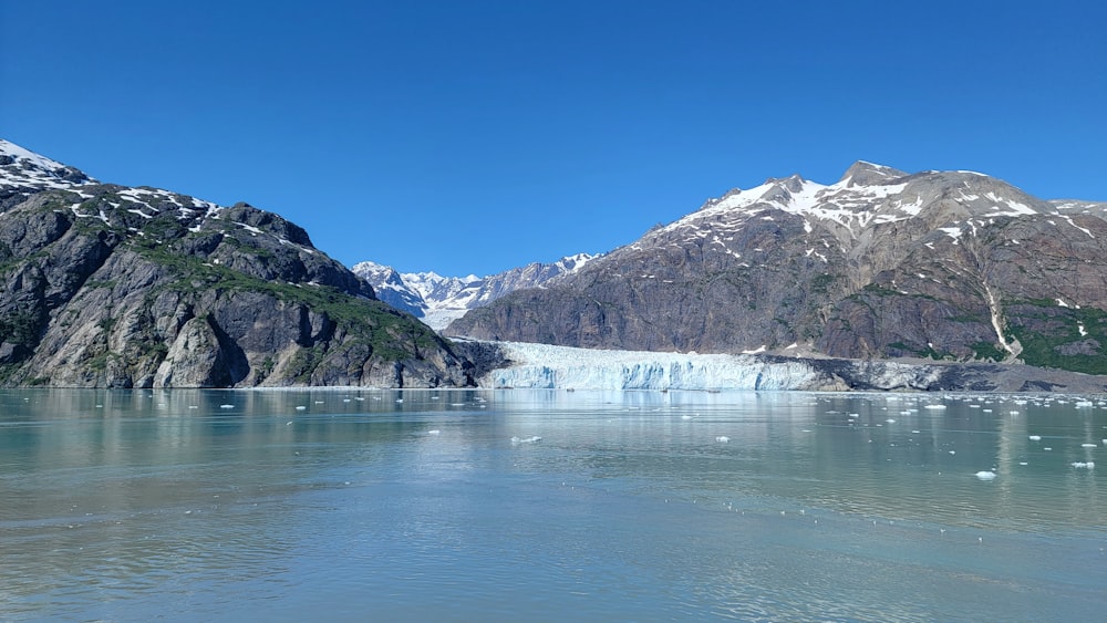山を背景にした大きな氷河