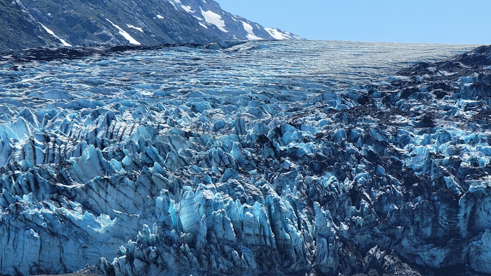 Ein großer Gletscher mit viel blauem Eis