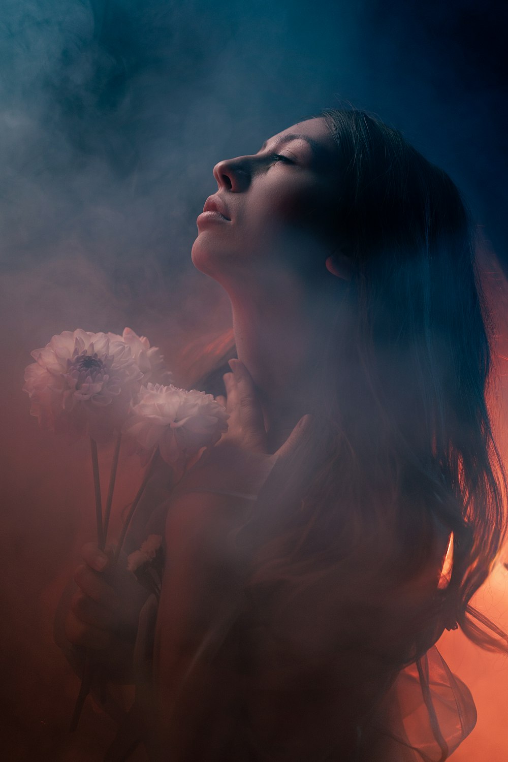 Une Femme Tient Une Casserole De Fleurs Dans Les Mains En