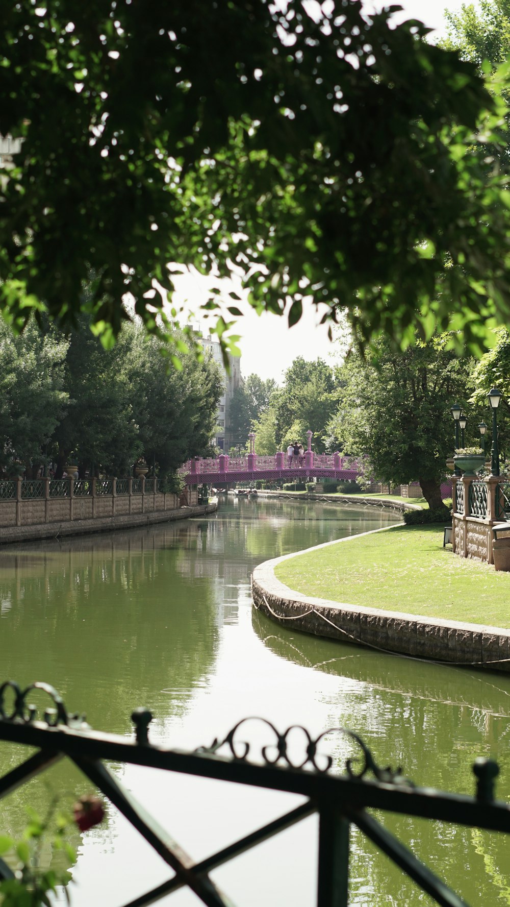 una vista di un fiume da dietro una recinzione