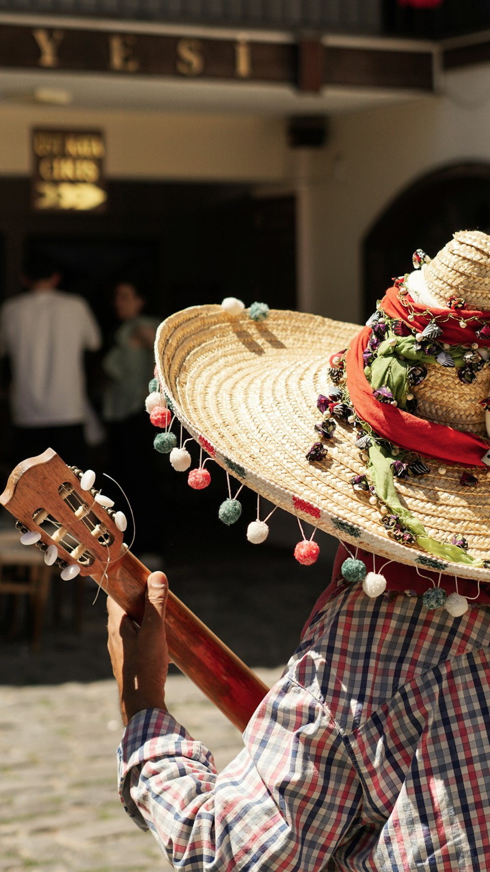 Un uomo con un cappello di paglia che suona una chitarra