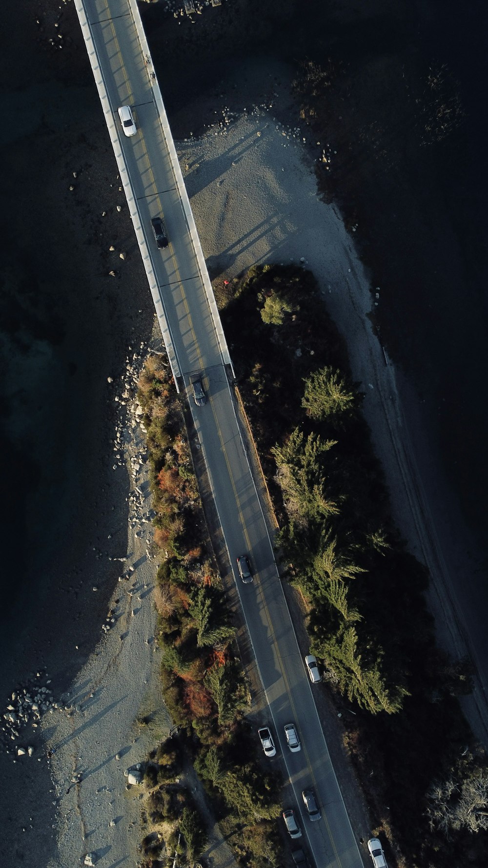 uma vista aérea de uma rodovia com carros dirigindo nela